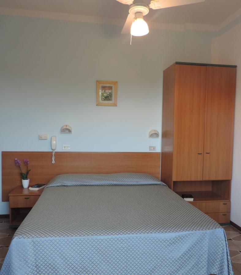 Hotel Liliana Ріміні Екстер'єр фото