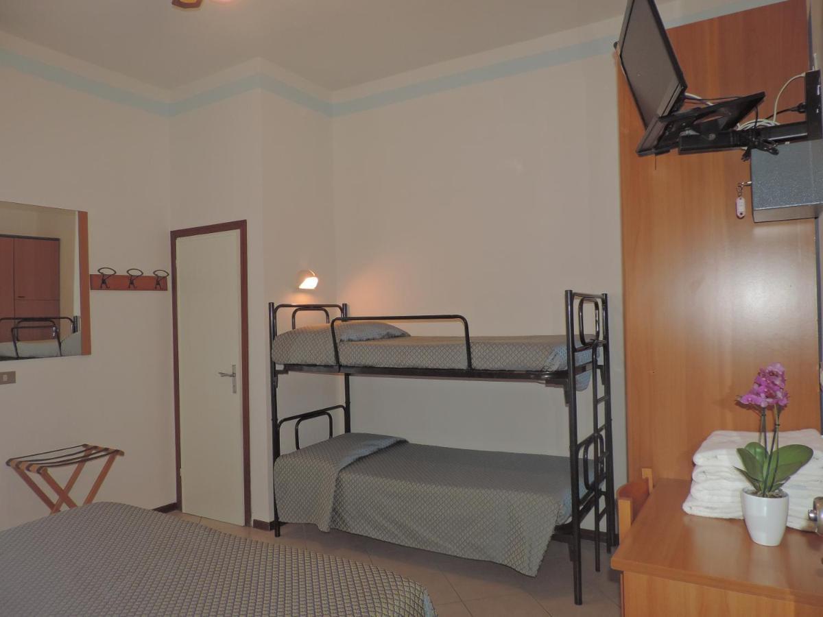 Hotel Liliana Ріміні Екстер'єр фото