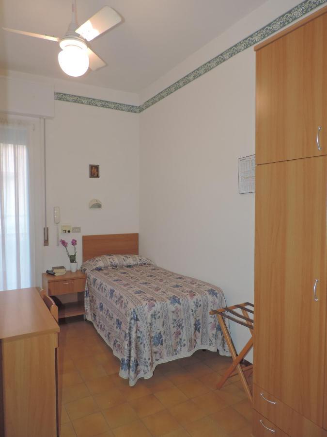 Hotel Liliana Ріміні Екстер'єр фото