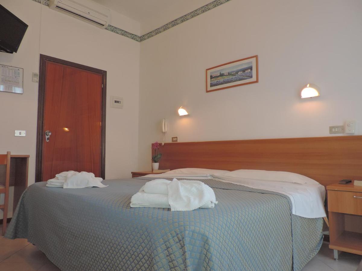 Hotel Liliana Ріміні Екстер'єр фото