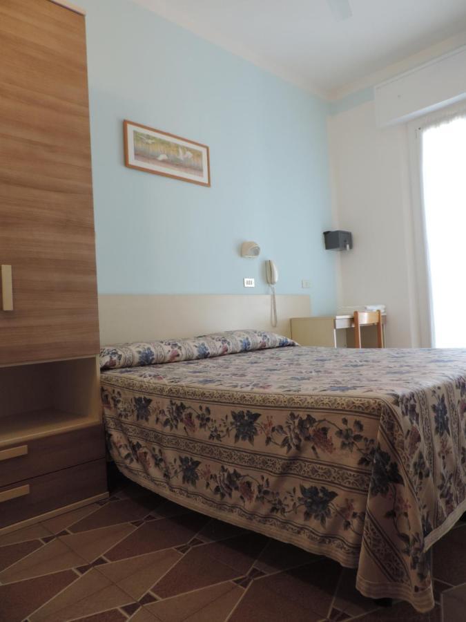 Hotel Liliana Ріміні Екстер'єр фото