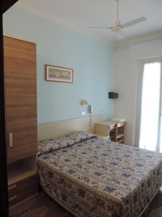 Hotel Liliana Ріміні Екстер'єр фото