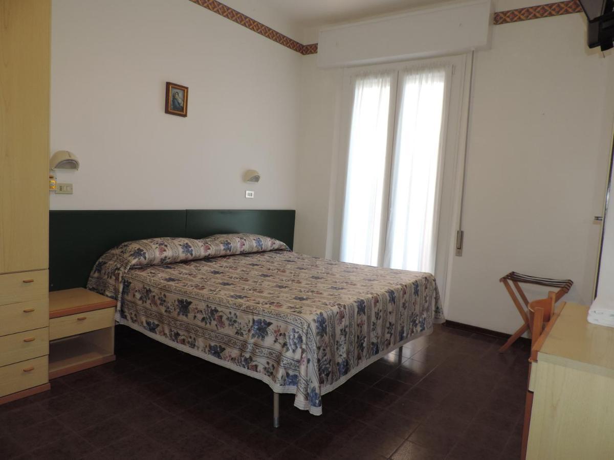 Hotel Liliana Ріміні Екстер'єр фото