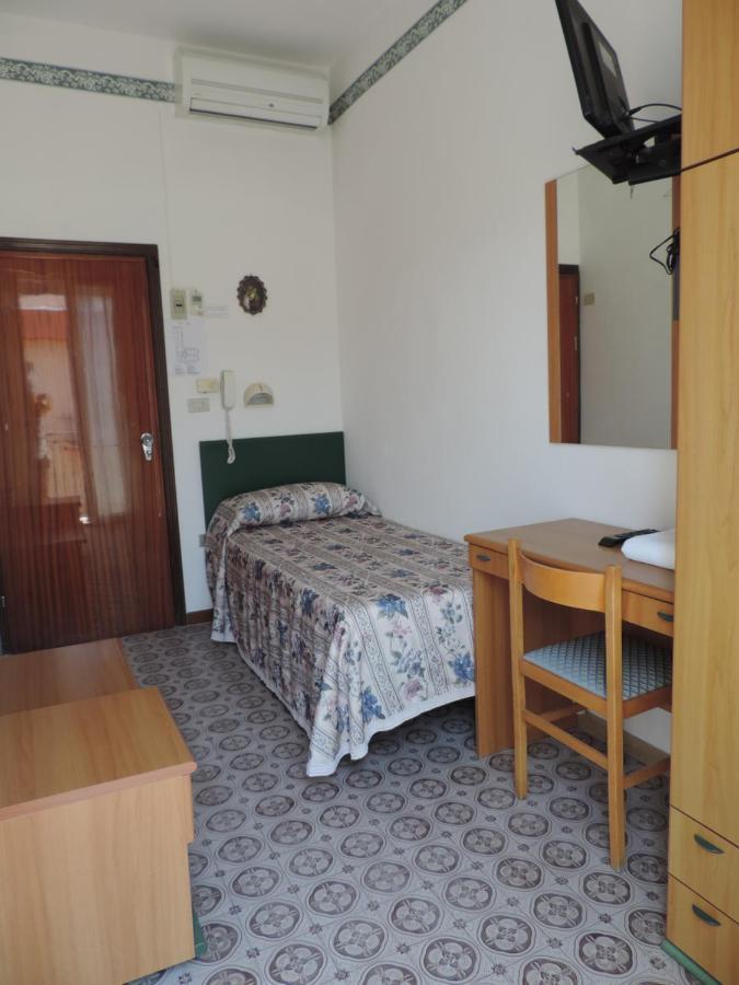 Hotel Liliana Ріміні Екстер'єр фото