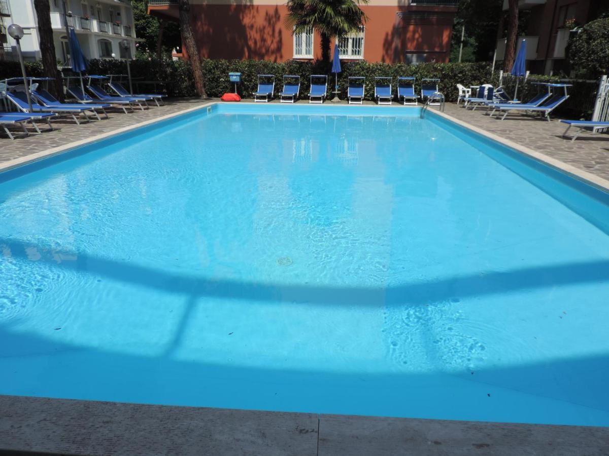 Hotel Liliana Ріміні Екстер'єр фото