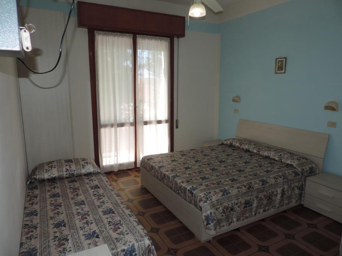 Hotel Liliana Ріміні Екстер'єр фото